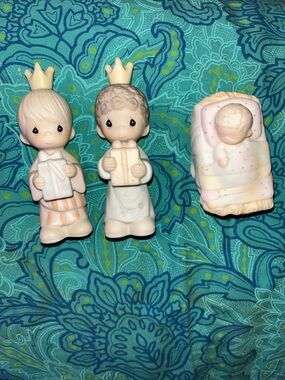 1982 Precious Moments vintage Porcelain figures 2 wise men and baby Jesus